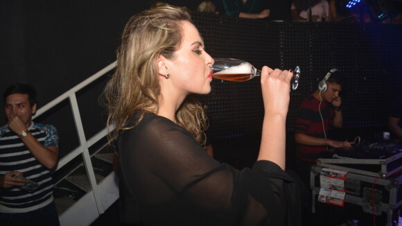 Ana Paula Renault, do 'BBB16', bebe champagne e dança durante festa em Recife