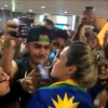 Ana Paula Renault ganhou dos fãs bandeira de Pernambuco ao desembarcar em Recife