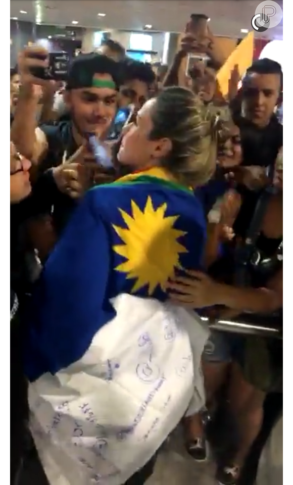 Ana Paula Renault ganhou dos fãs bandeira de Pernambuco ao desembarcar em Recife