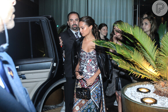 Alicia Vikander foi uma das convidadas da grife Louis Vuitton para desfile que aconteceu no sábado (28), em Niterói