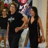 Fábio Porchat e a namorada Nataly Mega passearam em shopping na Zona Sul do Rio na noite de domingo, 29 de maio de 2016
