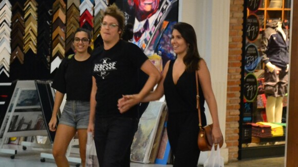 Fábio Porchat passeia de mãos dadas com a namorada em shopping no Rio