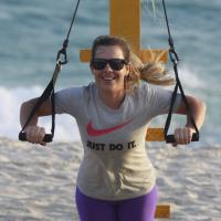 Fernanda Souza pratica CrossCore em praia carioca acompanhada de seu personal