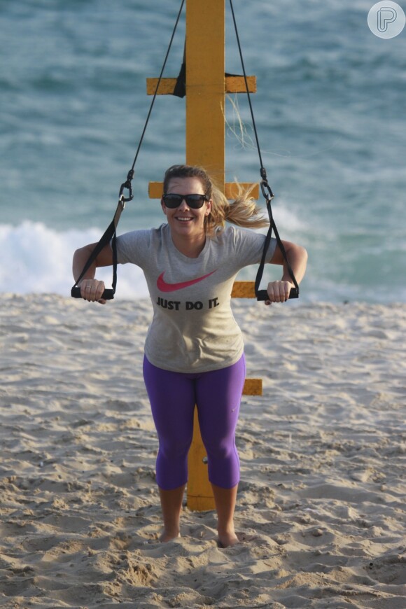 Fernanda Souza pratica o CrossCore na praia da Barra da Tijuca, na Zona Oeste do Rio de Janeiro, nesta quarta-feira, 23 de outubro de 2013