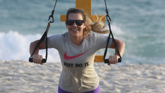 Fernanda Souza pratica CrossCore em praia carioca acompanhada de seu personal