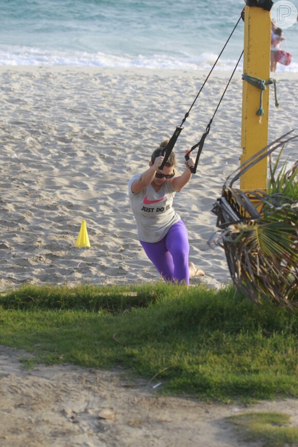 Acompanhada de seu personal trainer, a atriz Fernanda Souza manteve a forma com exercícios do CrossCore na praia da Barra da Tijuca, na Zona Oeste do Rio de Janeiro, nesta quarta-feira, 23 de outubro de 2013