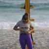Fernanda Souza ajeita a calça durante uma pausa nos exercícios de CrossCore que praticou na praia da Barra da Tijuca, na Zona Oeste do Rio de Janeiro, nesta quarta-feira, 23 de outubro de 2013