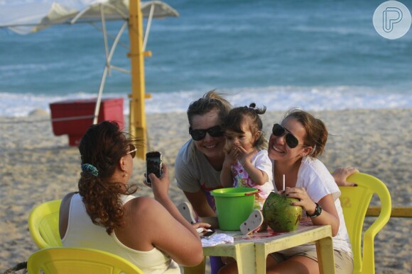 A atriz Fernanda Souza atendeu a fãs que estavam na praia da Barra da Tijuca, na Zona Oeste do Rio de Janeiro, nesta quarta-feira, 23 de outubro de 2013, após ela realizar exercícios no local