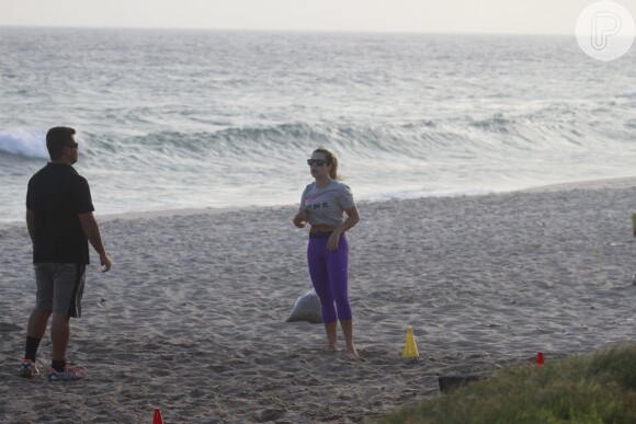 Fernanda Souza exibe a barriguinha sarada durante pausa em exercícios do CrossCore na praia da Barra da Tijuca, na Zona Oeste do Rio de Janeiro, nesta quarta-feira, 23 de outubro de 2013