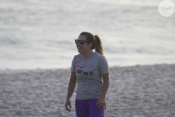 Fernanda Souza demonstra cansaço após praticar exercícios do CrossCore na praia da Barra da Tijuca, na Zona Oeste do Rio de Janeiro, nesta quarta-feira, 23 de outubro de 2013