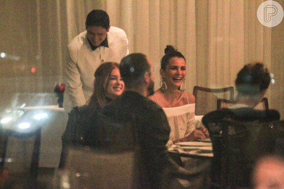 Marina Ruy Barbosa e Alessandra Ambrósio vão ao aniversário de Fernanda Motta. A comemoração aconteceu no restaurante do hotel Fasano, em Ipanema, na Zona Sul do Rio