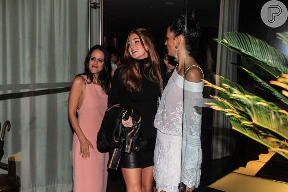 Marina Ruy Barbosa e Alessandra Ambrósio vão ao aniversário de Fernanda Motta. A comemoração aconteceu no restaurante do hotel Fasano, em Ipanema, na Zona Sul do Rio