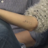 A tatuagem feita pelo casal  Sandy e Lucas Lima é o nome do filho, Theo, em braile