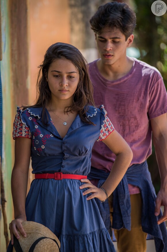 Lucas (Lucas Veloso) se irrita com Olivia (Giulia Buscacio), na novela 'Velho Chico': 'Acha normal marcar comigo e sair com o Miguel (Gabriel Leone)?'