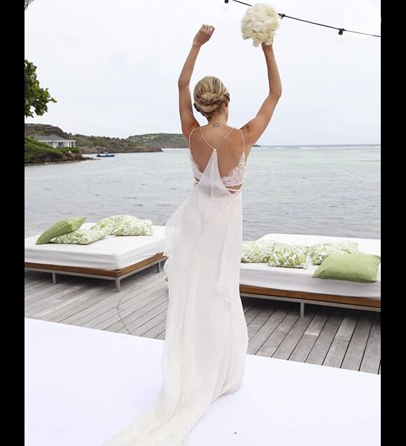 Helena Bordon usou um vestido de noiva assinado pelo brasileiro Francisco Costa, última peça feita por ele na Calvin Klein
