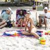 Carolina (Juliana Paes) vai à praia com a família, no último capítulo da novela 'Totalmente Demais'