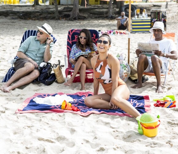Carolina (Juliana Paes) vai à praia com a família, no último capítulo da novela 'Totalmente Demais'
