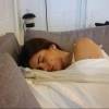 Camila Queiroz foi flagrada dormindo após o almoço nos Estúdios Globo. 'Flagra! Dormindo como uma Angel', escreveu Anderson Di Rizzi no Instagram