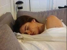 Ator flagra Camila Queiroz dormindo na Globo: &#039;Come como porquinha e é magra&#039;