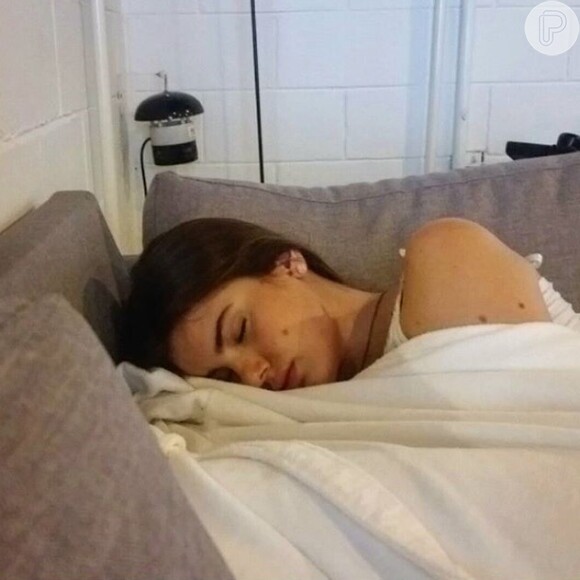Camila Queiroz foi flagrada dormindo após o almoço nos Estúdios Globo. 'Flagra! Dormindo como uma Angel', escreveu Anderson Di Rizzi no Instagram