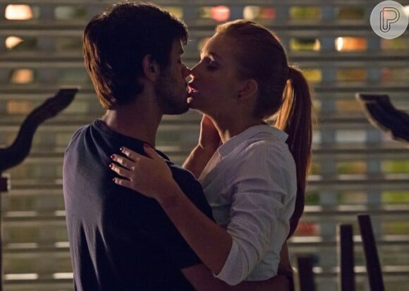 Eliza (Marina Ruy Barbosa) e Jonatas (Felipe Simas) não resistem e se beijam, na reta final da novela 'Totalmente Demais'