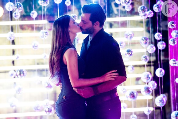 Depois dos beijos técnicos de Arthur (Fábio Assunção), Eliza (Marina Ruy Barbosa) arrasou na prova, beijando Henri Castelli, na novela 'Totalmente Demais'