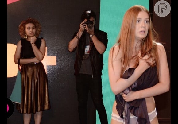 Eliza (Marina Ruy Barbosa) reagiu a um homem que assediou na estreia do concurso e teve o vestido rasgado em público, na novela 'Totalmente Demais'