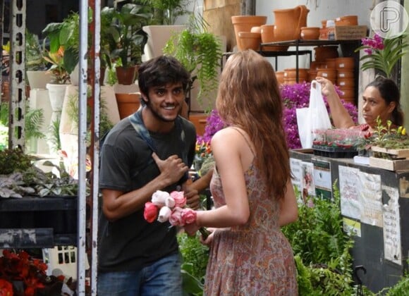 Jonatas (Felipe Simas) ensinou Eliza (Marina Ruy Barbosa) a vender flores, na novela 'Totalmente Demais'