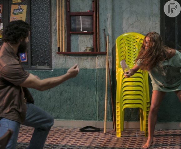 Eliza (Marina Ruy Barbosa) foi atacada por Dino (Paulo Rocha), seu padrasto, e reagiu na novela 'Totalmente Demais'