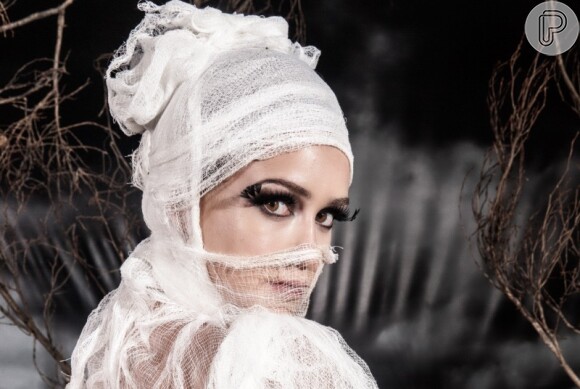 Carolina (Juliana Paes) colocou Eliza (Marina Ruy Barbosa) vestida de múmia em uma das provas do concurso, na novela 'Totalmente Demais'