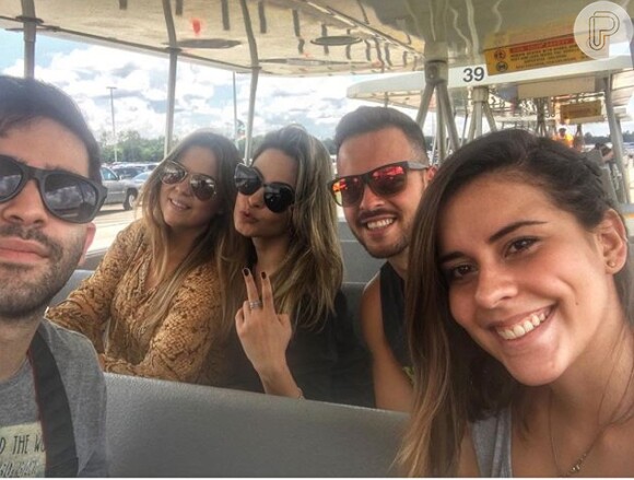 Ana Paula Renault posa com amigos durante viagem para Disney