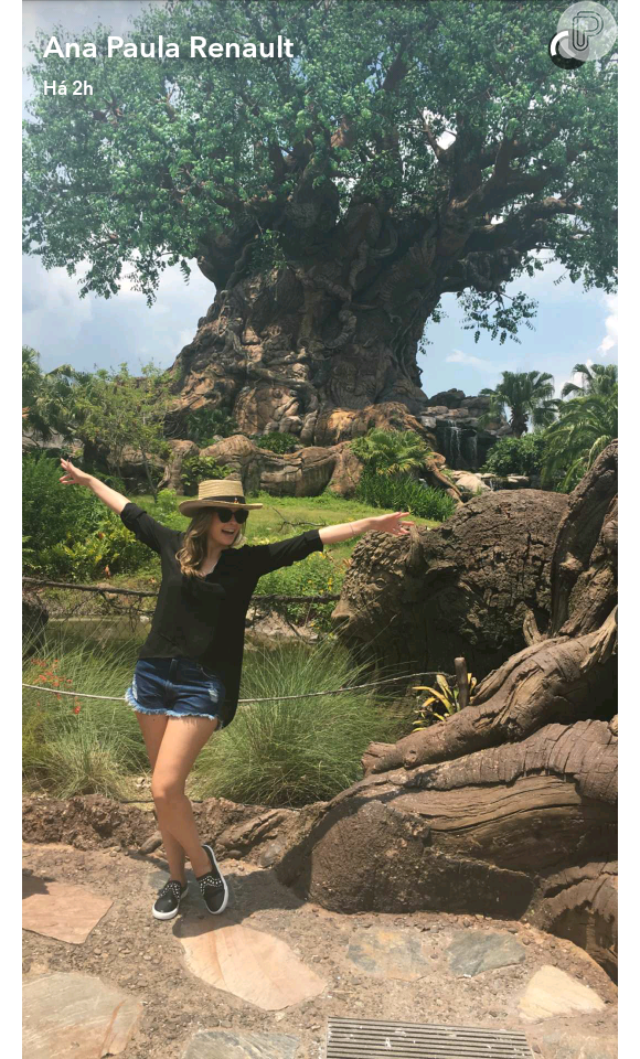 Ana Paula Renault posa no Animal Kingdom, um dos parques da Disney