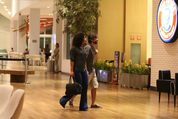 Juliana Alves e o namorado, Ernani Nunes, foram juntos à lanchonete em shopping na Barra