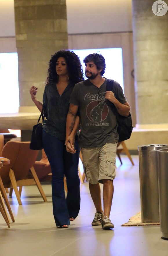 Juliana Alves e o namorado, Ernani Nunes, passeiam juntos em shopping na Barra nesta terça-feria, dia 30 de maio de 2016