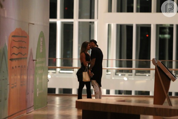 Lucas Lucco é visto de pantufas aos beijos com modelo fitness em shopping, nesta segunda-feira, 30 de maio de 2016