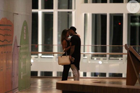 Lucas Lucco é visto de pantufas aos beijos com modelo fitness em shopping, nesta segunda-feira, 30 de maio de 2016