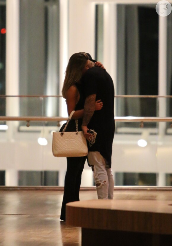 Lucas Lucco é visto de pantufas aos beijos com modelo fitness em shopping, nesta segunda-feira, 30 de maio de 2016