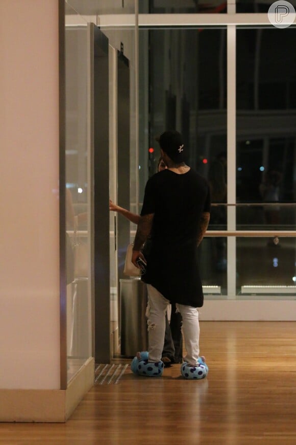 Lucas Lucco é visto de pantufas aos beijos com modelo fitness em shopping, nesta segunda-feira, 30 de maio de 2016