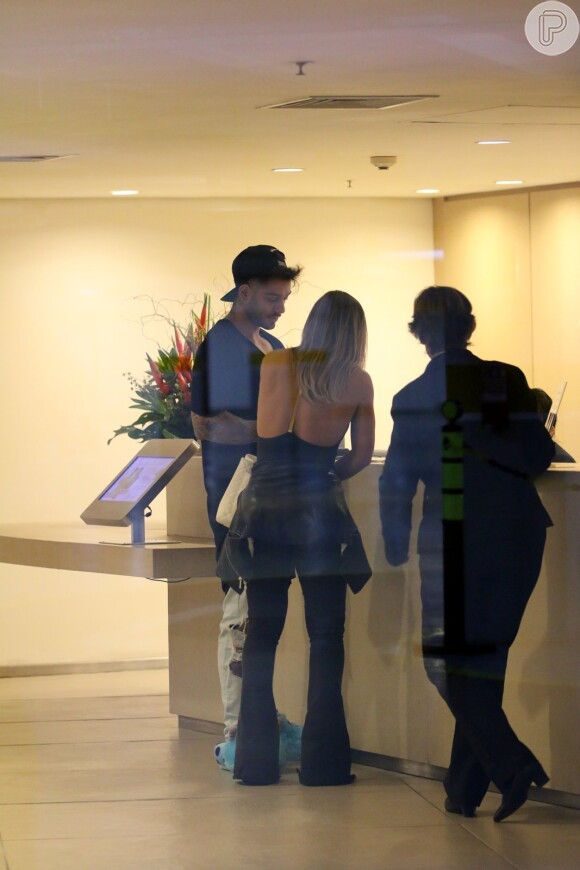 Lucas Lucco é visto de pantufas aos beijos com modelo fitness em shopping, nesta segunda-feira, 30 de maio de 2016