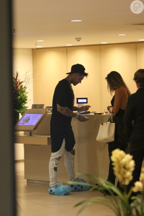 Lucas Lucco é visto de pantufas aos beijos com modelo fitness em shopping, nesta segunda-feira, 30 de maio de 2016