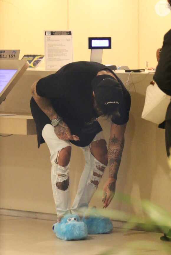 Lucas Lucco é visto de pantufas aos beijos com modelo fitness em shopping, nesta segunda-feira, 30 de maio de 2016