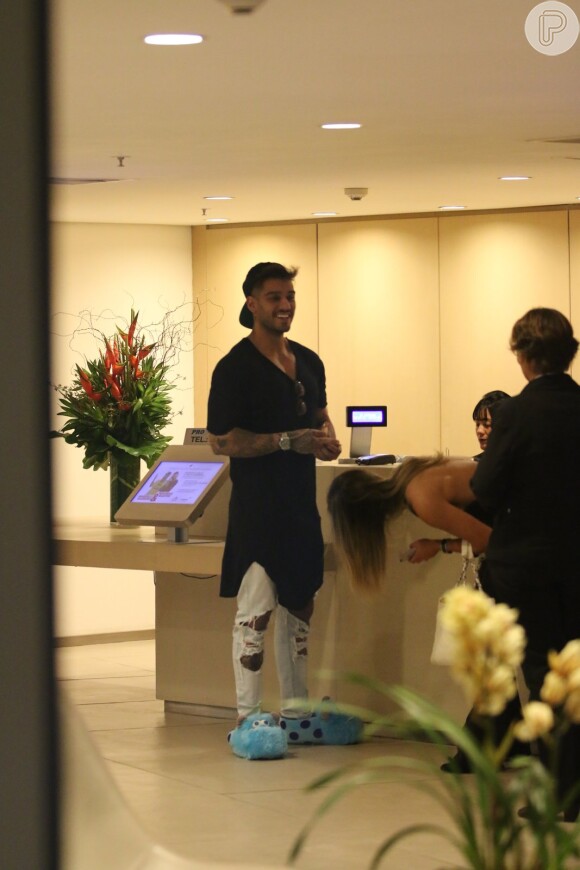 Lucas Lucco é visto de pantufas aos beijos com modelo fitness em shopping, nesta segunda-feira, 30 de maio de 2016