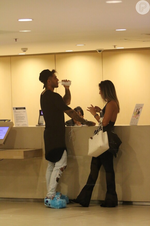 Lucas Lucco é visto de pantufas aos beijos com modelo fitness em shopping, nesta segunda-feira, 30 de maio de 2016