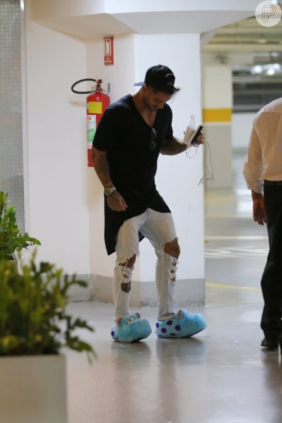 Lucas Lucco é visto de pantufas aos beijos com modelo fitness em shopping, nesta segunda-feira, 30 de maio de 2016