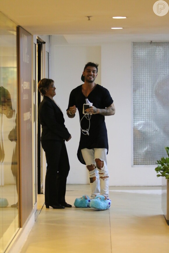 Lucas Lucco é visto de pantufas aos beijos com modelo fitness em shopping, nesta segunda-feira, 30 de maio de 2016