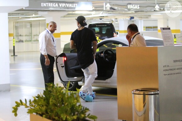 Lucas Lucco é visto de pantufas aos beijos com modelo fitness em shopping, nesta segunda-feira, 30 de maio de 2016