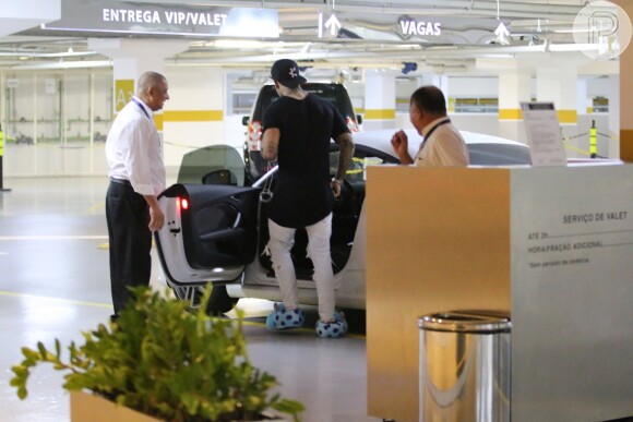 Lucas Lucco é visto de pantufas aos beijos com modelo fitness em shopping, nesta segunda-feira, 30 de maio de 2016