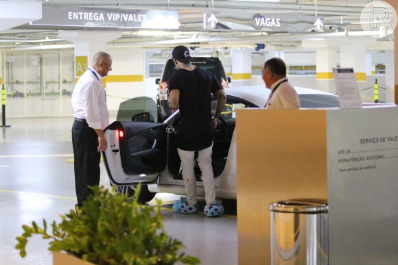 Lucas Lucco é visto de pantufas aos beijos com modelo fitness em shopping, nesta segunda-feira, 30 de maio de 2016