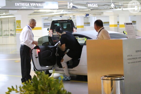 Lucas Lucco é visto de pantufas aos beijos com modelo fitness em shopping, nesta segunda-feira, 30 de maio de 2016