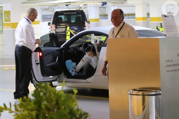 Lucas Lucco é visto de pantufas aos beijos com modelo fitness em shopping, nesta segunda-feira, 30 de maio de 2016